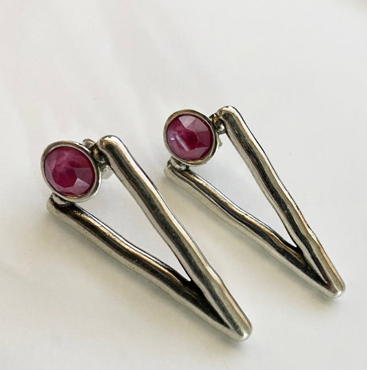 V-Shaped Stud Earrings with Fuchsia Swarovski Crystal Earrings by Andrea Nieto Jewels