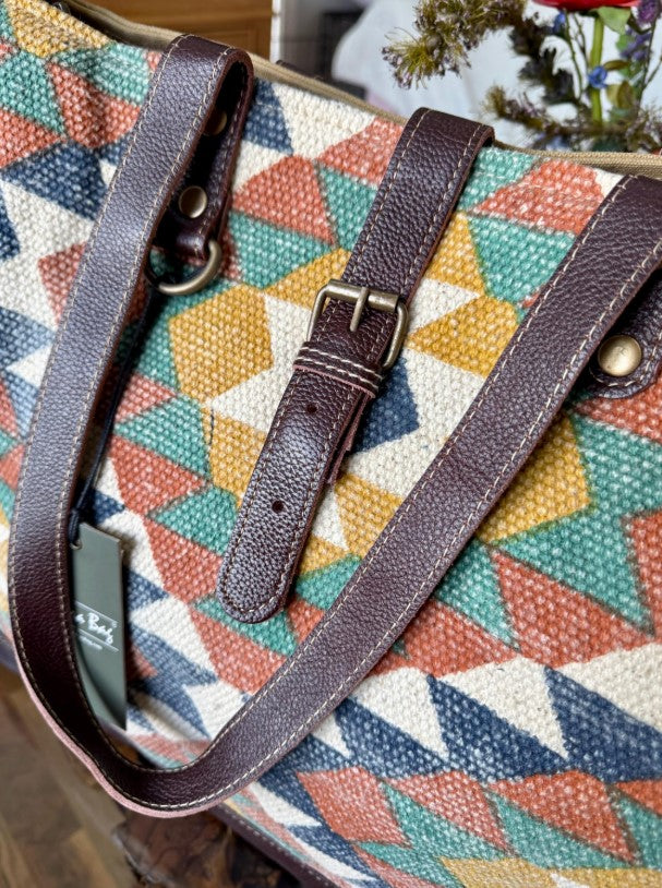 MYRA Zappy Weekender Bag